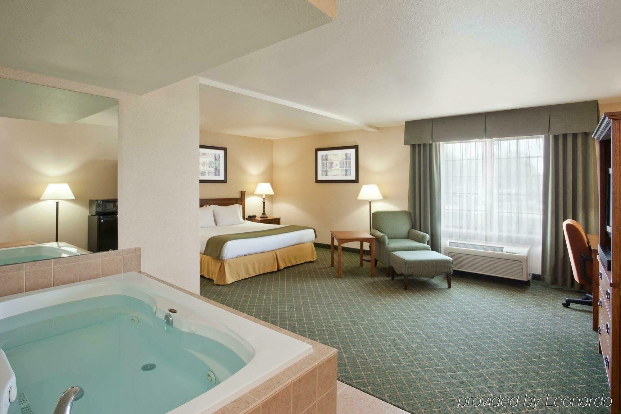 Holiday Inn Express Hocking Hills-Logan By Ihg Exterior photo